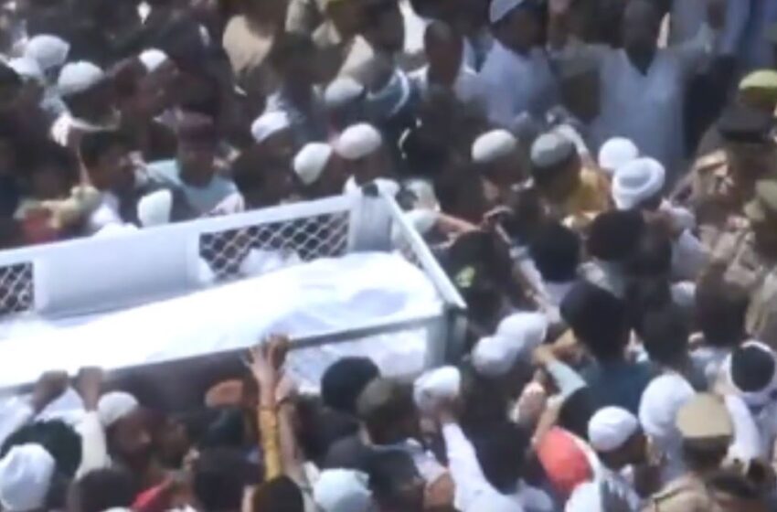  मुख्तार अंसारी सुपुर्द-ए-खाक, कब्रिस्तान में उमड़ी भारी भीड़, देखिए फोटो-वीडियो  मुख्तार का शव जैसे ही कब्रस्तान पहुंचा वहां अफरा-तफरी मच गई।