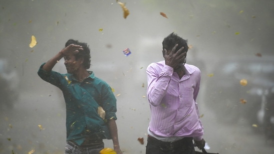  दिल्ली-एनसीआर में तेज हवाओं के साथ इमाझम बारिश, यूपी-पंजाब समेत कई राज्यों में आंधी-तूफान का अलर्ट जारी