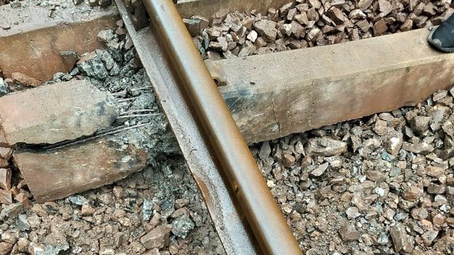  झारखंड चक्रधरपुर में नक्सलियों की बड़ी साजिश, विस्फोट कर उड़ा दी ट्रेन की पटरी; गनमैन की मौत