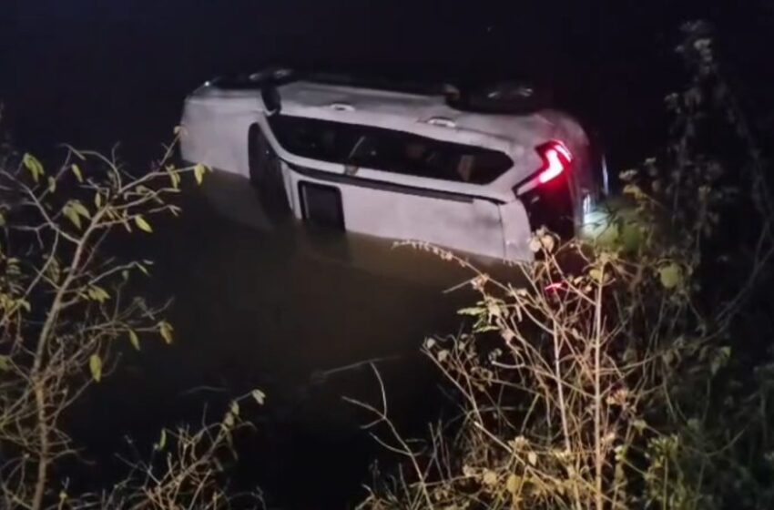  जगदलपुर में दर्दनाक हादसा: शराब पार्टी के बाद तालाब में गिरी तेज रफ्तार स्कॉर्पियो, 3 युवकों की डूबने से मौत