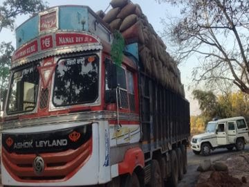  बालोद: धान परिवहन में बड़ी लापरवाही, 5 दिनों से लापता धान भरा ट्रक जंगल में मिला; 250 बोरी धान गायब