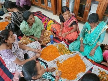  बस्तर की महिलाओं ने बिखेरे प्रकृति के रंग: पालक, चुकंदर और पलाश से तैयार किया हर्बल गुलाल 