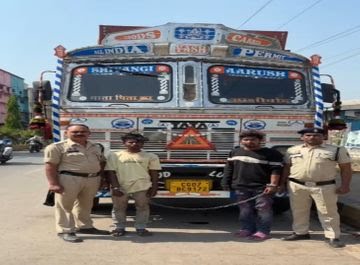  रायपुर पुलिस की ‘सुपरफास्ट’ कार्रवाई: होली पर मंदिर के सामने से चोरी हुआ ट्रक 4 घंटे में बरामद, दो शातिर चोर गिरफ्तार