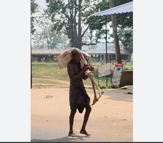  प्रशासनिक संवेदनहीनता की हद: बैंक ने माँगा मृत बहन का सबूत, भाई कंधे पर कंकाल लादकर पहुँचा दफ्तर