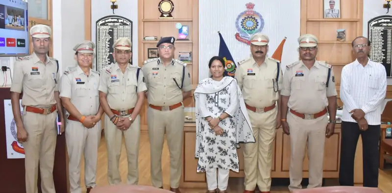  दुर्ग पुलिस में ‘सितारों’ की चमक: 4 ASI बने उप निरीक्षक, SSP विजय अग्रवाल ने स्टार लगाकर बढ़ाया मान