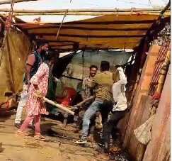  पुलिस कांस्टेबल की लात घूसों और डंडों से जमकर पिटाई, वीडियो तेजी से हो रहा वायरल