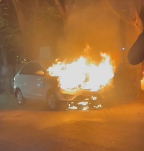  राजभवन के पास खड़ी कार में लगी भीषण आग, मौके पर दमकल की टीम..