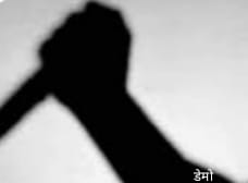  शराब पीने के लिए मांगे रुपये, मना करने पर छात्र को कार से उतारकर उस्तरा से हमला कर दिया