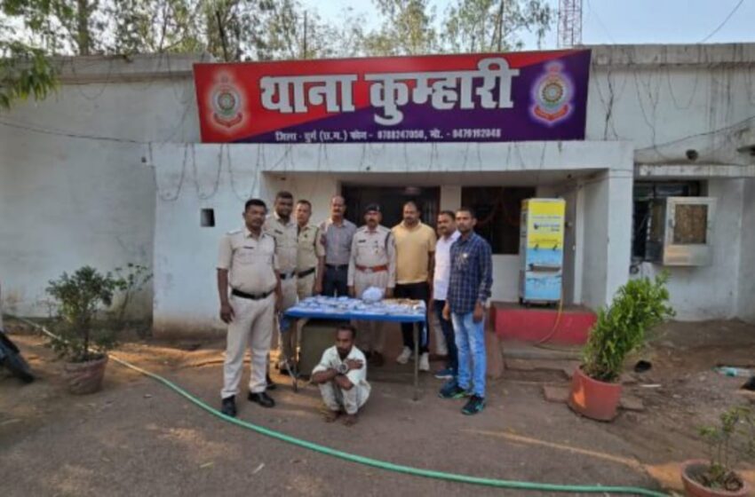  सूने मकान मे चोरी करने वाले शातिर चोर को पुलिस ने किया गिरफ्तार आरोपी के कब्जे से सोने चॉदी के जेवरात जुमला कीमती तकरीबर 13 लाख की मशरूका बरामद