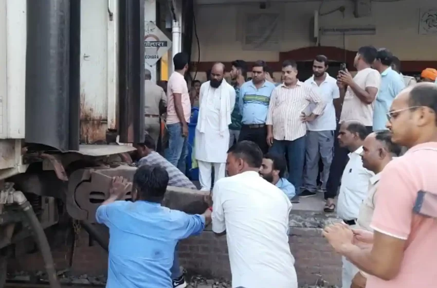  अब उत्तर प्रदेश के बिजनौर में भी एक भीषण ट्रेन हादसा टल गया है.