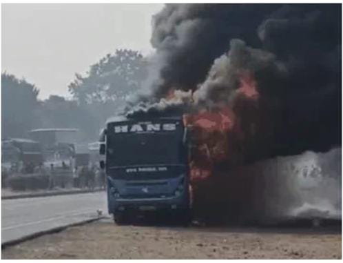  मुंबई से इंदौर आ रही बस में लगी आग, ड्राइवर की सूझबूझ से बची यात्रियों की जान