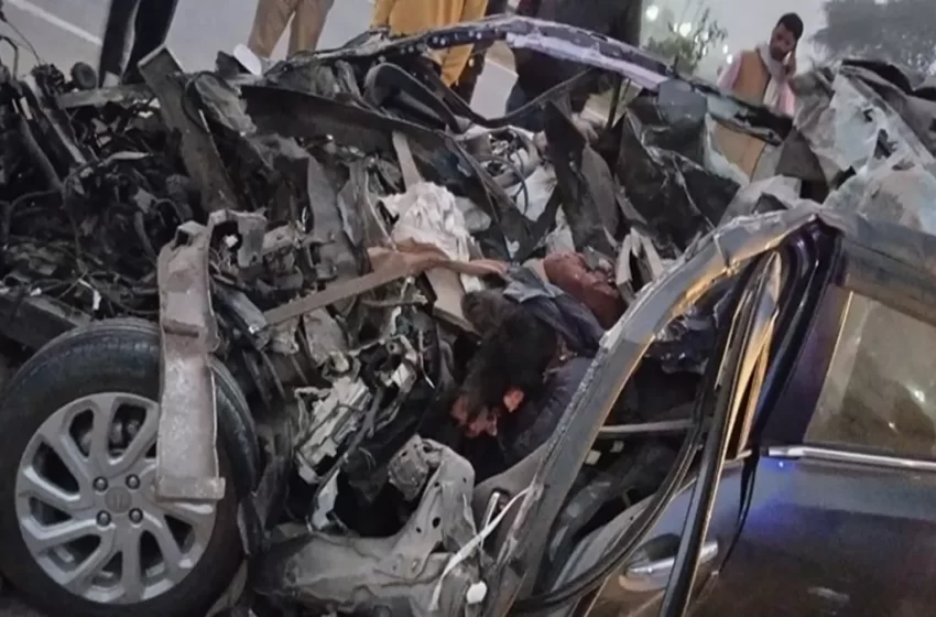  रात्रि के समय सफर करना हो रहा है दुखदायक महाकुंभ से स्नान करके लौट रहे थे श्रद्धालु सुबह-सुबह भीषण सड़क हादसा, हाईवे किनारे खड़े कंटेनर में घुसी कार; 6 लोगों की मौत