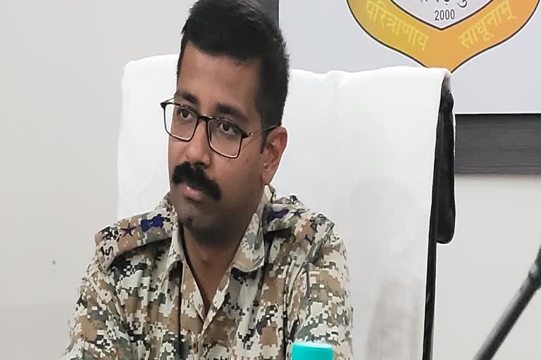  धमतरी हिरासत में मौत मामले में SP के एक्शन से मची खलबली..साइबर सेल के सभी 11 पुलिसकर्मी लाइन अटैच..