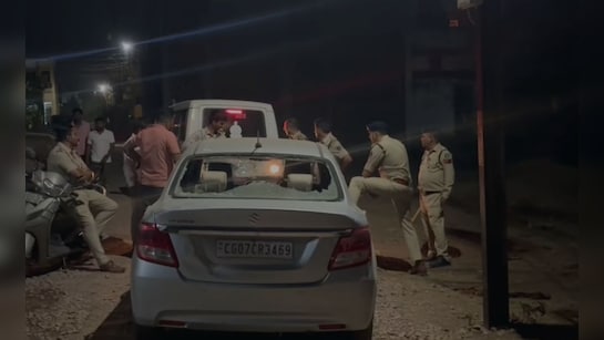  कार की डिग्गी में मिला 6 साल की बच्ची का शव, आक्रोशित लोगों ने कथित आरोपी के घर और गाड़ियों में लगाई आग