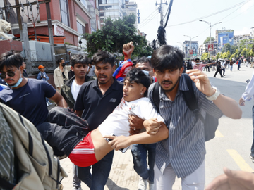  भारत के पड़ोसी देश नेपाल में सोशल मीडिया पाबंदी पर मचा बवाल, संसद में घुसे प्रदर्शनकारी; 18 की मौत