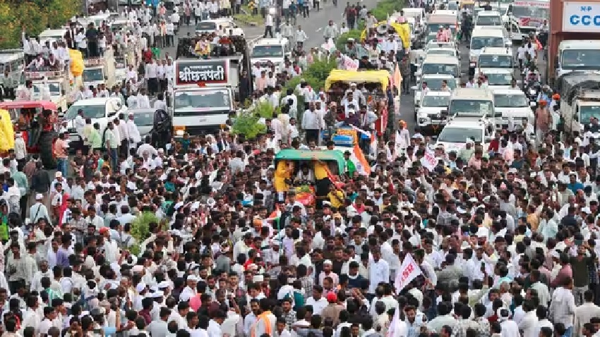  नागपुर हाईवे पर बैठे हजारों किसानों ने दी भारत बंद की चेतावनी! जानिए क्या हैं मांग