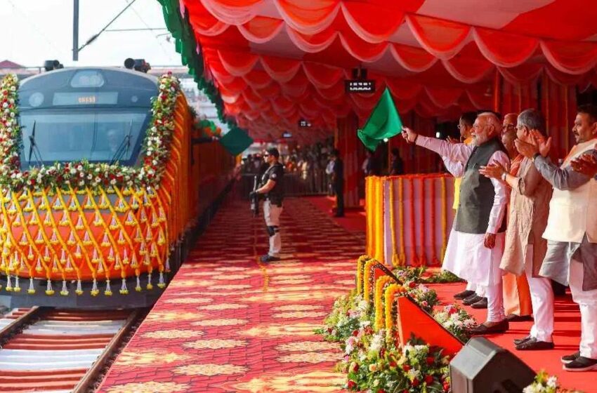  पीएम मोदी ने वाराणसी-खजुराहो वंदे भारत एक्सप्रेस को दिखाई हरी झंडी, देश को मिली चार नई वंदे भारत की सौगात