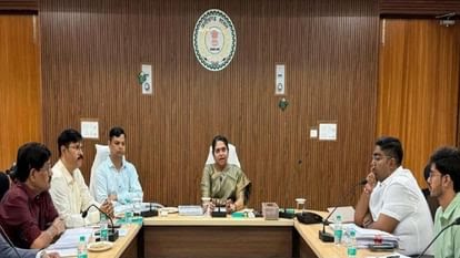  रायपुर में आबकारी विभाग की समीक्षा: ₹12,500 करोड़ राजस्व लक्ष्य के लिए कड़े निर्देश