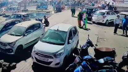  रायपुर में रेलवे स्टेशन से दो वर्षीय मासूम अंशिका भट्ट का अपहरण; CCTV फुटेज में दिखी संदिग्ध महिला