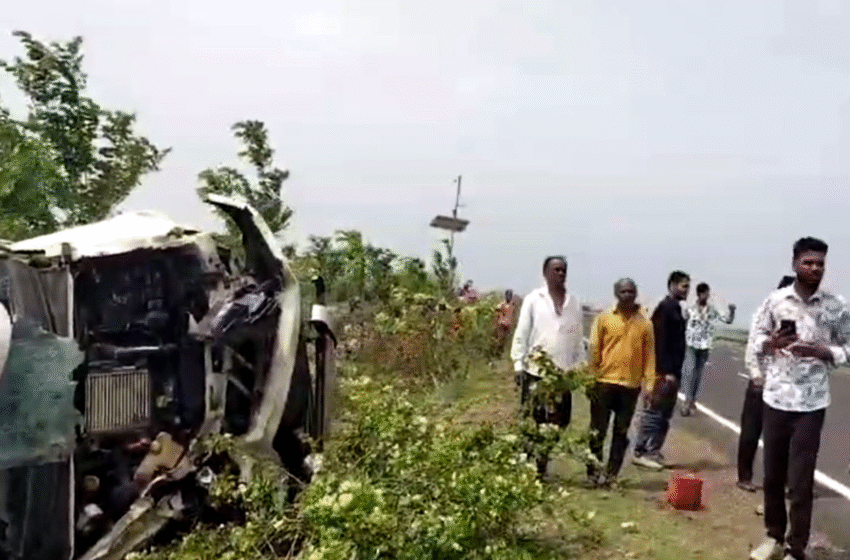  दिल्ली-मुंबई एक्सप्रेसवे पर रतलाम  के पास एक भीषण सड़क हादसे में पांच लोगों की मौत हो गई है। यह घटना तब हुई जब एक बेकाबू कार खाई में जा गिरी।