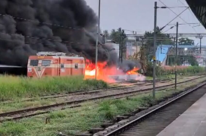  त्रिशूर रेलवे स्टेशन पर भीषण आग: पार्किंग में खड़ी 200 से ज्यादा बाइक जलकर खाक, यात्रियों में मची दहशत