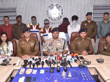  बस्तर पुलिस की बड़ी कामयाबी: अंतरराज्यीय चोर गिरोह के 4 शातिर सदस्य गिरफ्तार, 15 लाख के जेवरात और बोलेरो बरामद