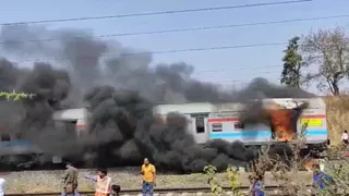  वर्धा के पास ग्रांड ट्रंक एक्सप्रेस में लगी भीषण आग, बाल-बाल बचे यात्री; कोच को काटकर किया गया अलग