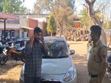  भिलाई: सिविक सेंटर में रील बनाने के चक्कर में कार से खतरनाक स्टंट, पुलिस ने आरोपी को दबोचा, कान पकड़कर मंगवाई माफी