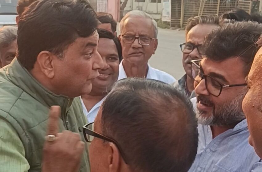  बिलासपुर: होली मिलन में मिट गईं सियासी दूरियां, गले मिले पूर्व विधायक संजय कपूर और पालिकाध्यक्ष चित्रक मित्तल