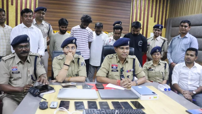  राजनांदगांव पुलिस का ‘क्लीन बोल्ड’: फार्महाउस में चल रहे हाईटेक IPL सट्टा सिंडिकेट का भंडाफोड!
