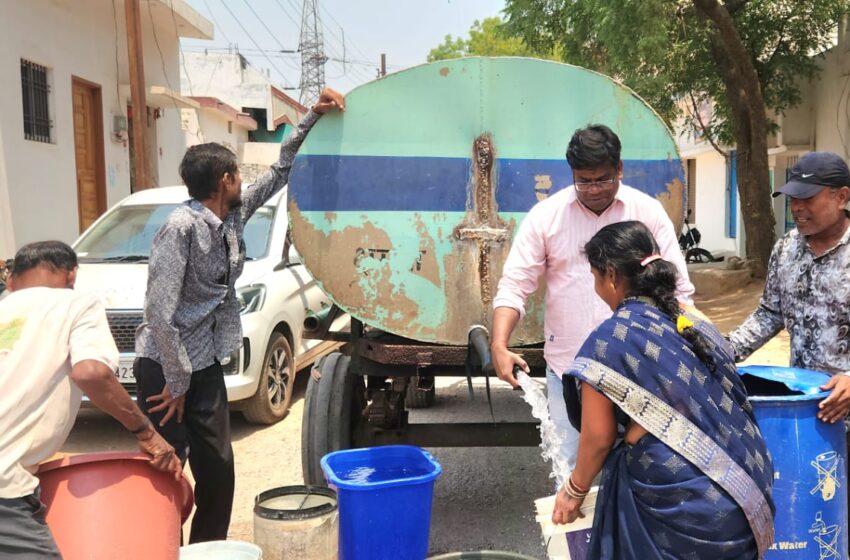  महासमुंद वार्ड न.28 में जल संकट भीषण गर्मी के बीच वार्ड वासियों के लिए पार्षद विजय साव,टैंकरों से की जलापूर्ति 