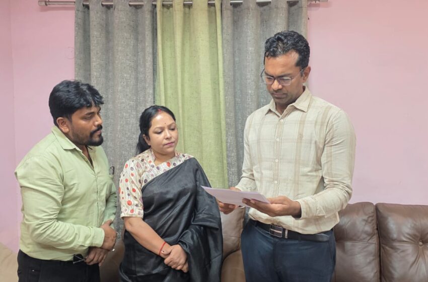  टी ज्योति पार्षद द्वारा छत्तीसगढ़ राज्य अक्षय ऊर्जा विकास अधिकरण अधिकारी राजेश सिंह राणा को सौंपा गया ज्ञापन।