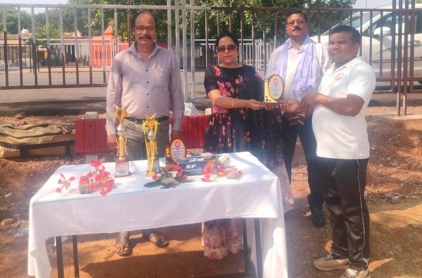  दल्ली राजहरा: टी-20 त्रिकोणीय श्रृंखला का भव्य समापन, पार्षद टी. ज्योति के हाथों नरसिम्हा स्ट्राइकर ने उठाई विजेता ट्रॉफी