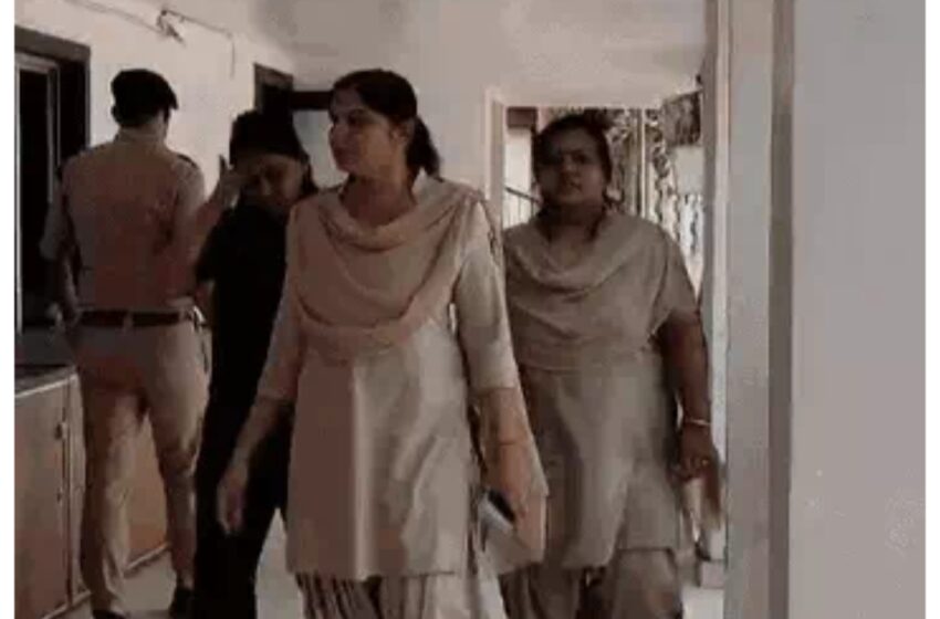  भिलाई में बाबा साहेब अंबेडकर पर अभद्र टिप्पणी का मामला: सोशल मीडिया पर रील बनाने वाली युवती गिरफ्तार, भारी विरोध के बाद पुलिस की कार्रवाई 