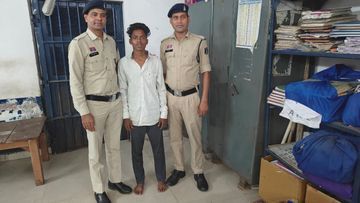  दुर्ग: नयापारा चौक पर चेकिंग के दौरान पकड़ा गया शातिर तस्कर, 2 किलो से ज्यादा गांजा और हथियार बरामद