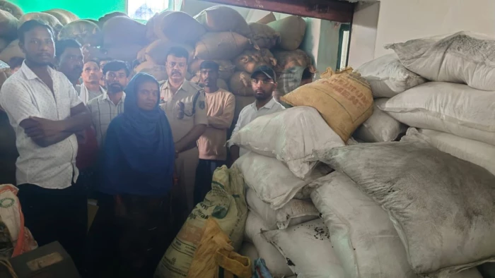  खैरागढ़: अवैध खाद के बड़े खेल का पर्दाफाश, 600 बोरी उर्वरक जब्त, गोदाम सील