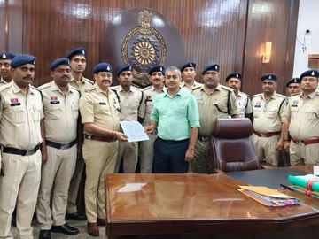  अपराधियों पर कड़ा प्रहार: दुर्ग आईजी अभिषेक शांडिल्य ने पुलिस टीमों को नकद पुरस्कार से नवाजा