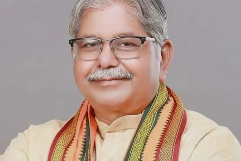  रायपुर में जंगलराज! गृह मंत्री की बैठकों के बीच पूर्व विधानसभा अध्यक्ष धरमलाल कौशिक से मोबाइल की लूट