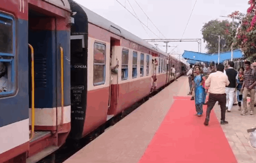  बंदूक छोड़ पकड़ी विकास की रफ्तार: रावघाट रेल परियोजना का ट्रायल सफल; पहली बार ट्रेन में बैठे आत्मसमर्पित नक्सली