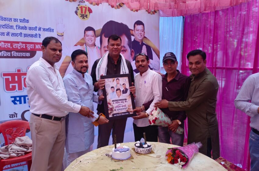  कसडोल विधायक संदीप साहू के जन्मदिन पर बधाई देने पहुंचे किसान कांग्रेस के प्रदेश उपाध्यक्ष राजेश मुकर्जी (गुड्डु भैया) और अन्य साथी, उज्जवल भविष्य की कामना की