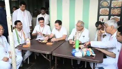  रायपुर में राहुल गांधी का देसी अंदाज: काफिला रोक टपरी पर पी चाय, पायलट संग जुगलबंदी ने खींचा सबका ध्यान