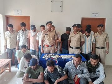  मंकी रिजॉर्ट के पीछे जुआ फड़ पर पुलिस की बड़ी दबिश, 15 आरोपी गिरफ्तार; ₹4.34 लाख का माल जब्त