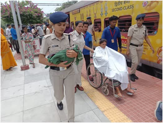  देवदूत बनी डोंगरगढ़ RPF और GRP: चलती ट्रेन में गूंजी किलकारी, सूझबूझ से बचाई माँ-बच्चे की जान