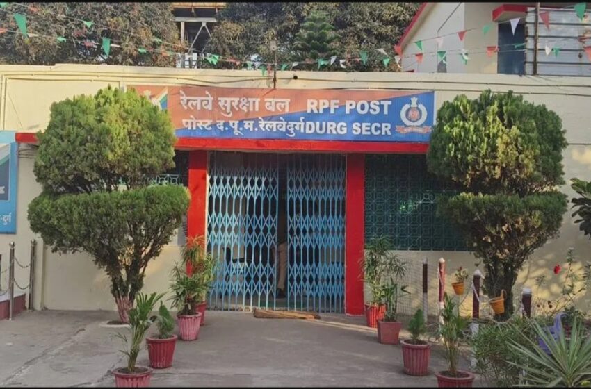  दुबई में 15 साल से छिपा था रेलवे टिकट दलाल: RPF की समझाइश पर भारत लौटकर रायपुर कोर्ट में किया सरेंडर, 22 साल पुराने मामले का पटाक्षेप