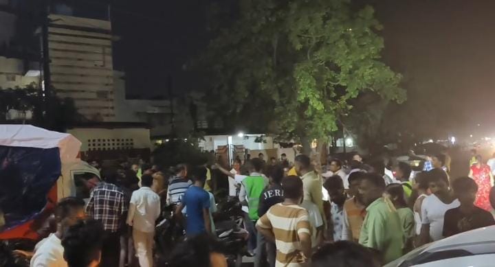 कोरबा में दो कारों की भीषण भिड़ंत: चार लोग घायल, एक की हालत गंभीर