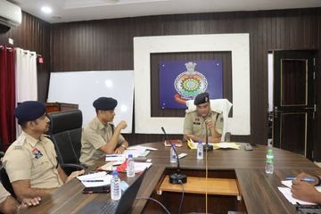  त्योहारी सीजन को लेकर दुर्ग पुलिस अलर्ट: SSP ने ली यातायात विभाग की समीक्षा बैठक, स्टंटबाजों और शराब पीकर गाड़ी चलाने वालों पर होगी सख्त कार्रवाई