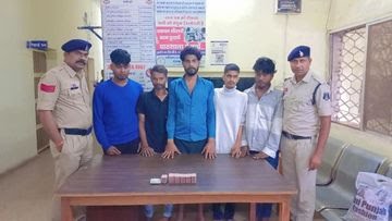  दुर्ग में नशे के कारोबार पर पुलिस का बड़ा सर्जिकल स्ट्राइक: 1065 प्रतिबंधित टेबलेट के साथ 5 तस्कर गिरफ्तार, एक नाबालिग भी पुलिस हिरासत में